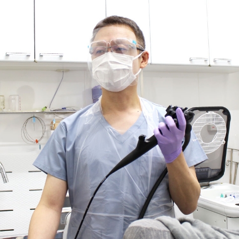 内視鏡検査をしている院長先生